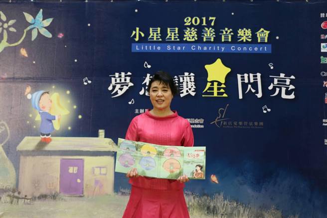 简文秀长期回馈社会，捐赠自已企撰的有声书教材。（亿光文化基金会提供）