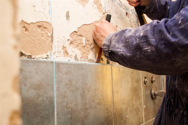 美国南卡罗来纳州一名屋主打算翻修老旧住宅，没想到在施工期间，工人在墙内发现一具婴儿骨骸，吓得他立即报警。(达志影像/示意图非当事地点)