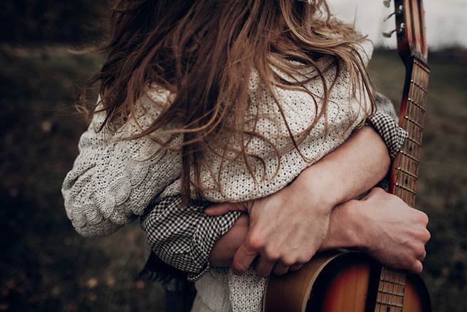 有些星座会在暗恋过程中观察对方，并且反覆确认自己的内心。（示意图／达志影像）