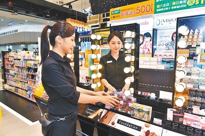 康是美近年大量培训彩妆师，形成全臺最大彩妆师服务网络。图／顏谦隆