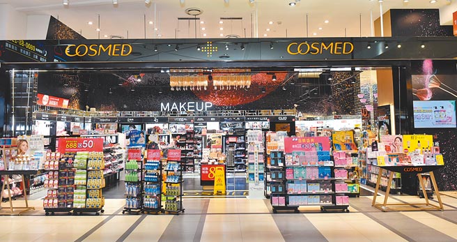 康是美提供客制化创新服务，成为顾客不可或缺的生活场所。图／顏谦隆