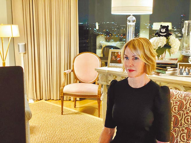 13日将访台的美国驻联合国大使克拉芙特（Kelly Craft），在推特分享一张背景摆放一只台湾黑熊布偶的照片。（翻摄自克拉芙特推特）