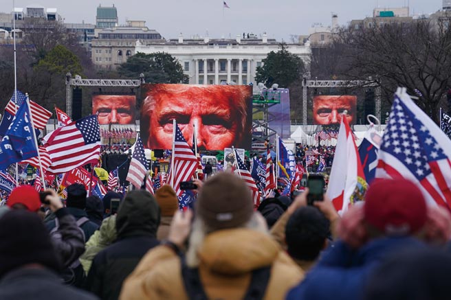 川粉暴衝美國國會，前總統馬英九辦公室昨質疑，各國領袖紛紛譴責暴力，為何蔡總統、蘇院長如此靜默，沒同聲譴責暴力？。圖為集結的川粉。（美聯社）