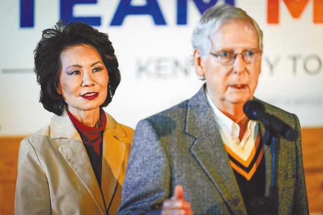 川普支持者大闹国会之后，引发川普政府官员跳船潮。运输部长赵小兰（左）是第一位宣布辞职的内阁官员，赵小兰的夫婿、美国参议院多数党领袖麦康奈（右）也对川普支持者暴力闯入国会的行径提出谴责。（路透）