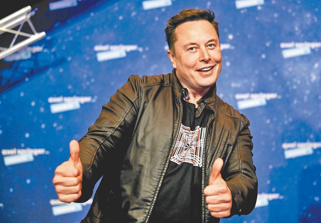 美國電動車大廠特斯拉股價7日大漲，執行長馬斯克（Elon Musk）身價也跟著暴漲。（美聯社）