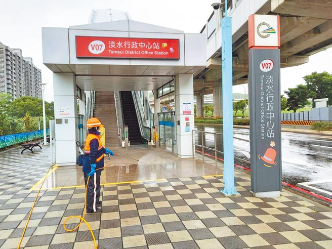 农历春节连假将至，新北市环保局8日起展开全面大消毒，针对辖内交通场站、市集、观光景点、娱乐场所、学校、公家机关等共1360处，每月执行1次以上消毒工作。（新北市环保局提供／许哲瑗新北传真）