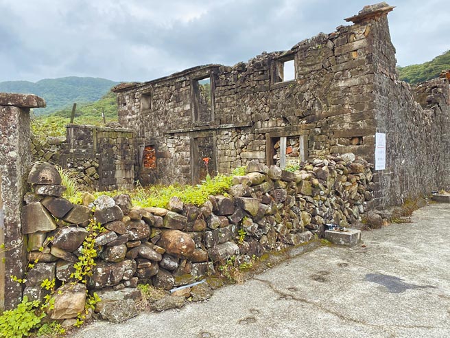 卯澳渔村罕见2层楼、百年歷史的吴家楼仔厝，日前申请列册为指定古蹟，新北市文化局认定无特殊性、建物现况残破，决议不通过。（新北市文化局提供／许哲瑗新北传真）