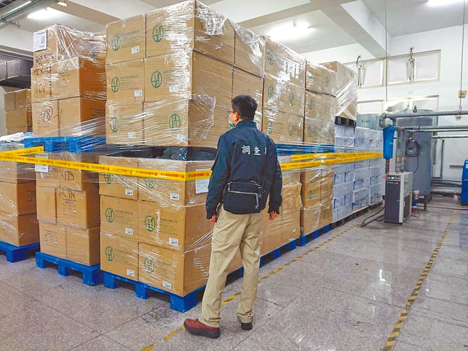 检调及稽查人员在香港商麦迪康亚太有限公司台湾分公司私设生产线的厂房当场查扣到近200万片的口罩。（宜兰地检署提供／胡健森宜兰传真）