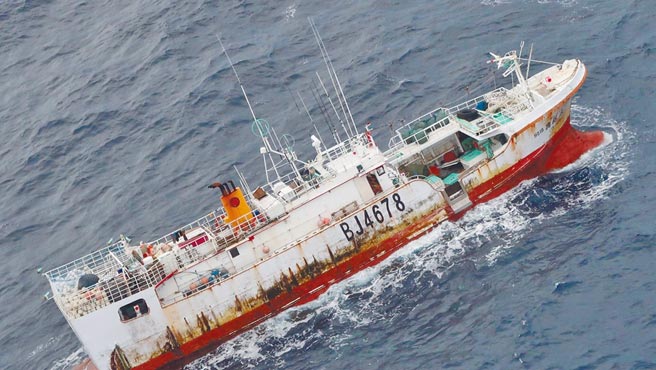 蘇澳籍漁船「永裕興18號」被發現在中途島東北方海域漂流，船上10名船員失聯待援。（蘇澳區漁會提供／胡健森宜蘭傳真）