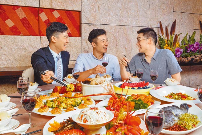 医师表示，一旦发现自己喝酒无法减量，不喝酒就坐立难安、心悸等，就需当心是否有酒精成瘾问题。图为民眾聚餐示意图。（福容大饭店提供）禁止酒驾，饮酒过量，有害健康