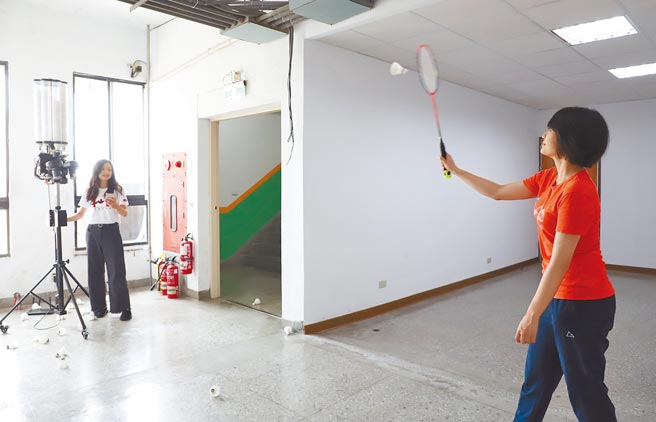 物联网发球机可依照APP设定，而发出不同类型球种，帮助羽球员进行专业训练。(台科大提供/李侑珊台北传真)