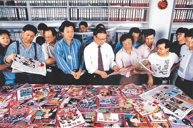 简志信（前排右三）于110年1月7日晚上八点辞世。60年代至80年代时报周刊是台湾杂志界龙头,畅销海内外数十年！在台湾媒体上占了很重要的地位。简公从记者编辑、美术编辑、广告业务、发行样样有创意，每周广告量皆满檔，是中国时报所属企业中的金鸡母。（本报资料照片）