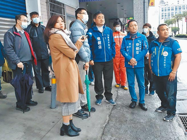 议员蔡健棠8日找来新北交通警察大队、交通局到场会勘，研讨减少车祸发生解决方案。（议员蔡健棠服务处提供／李俊淇新北传真）