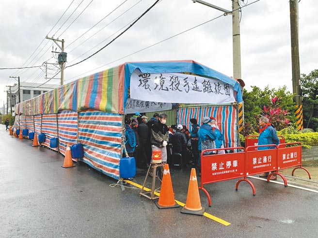 民眾不满工厂设置在学区100公尺内，8日一早高挂「环境杀手远离校园」等字样的白布条。（姜霏摄）