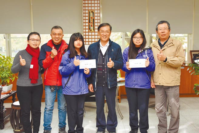 透过希望入学，朱以轩（右2）录取台大医学系，林芳郁（左3）则录取台大森林及环境资源学系，南投县长林明溱（右3）大力肯定她们的努力。（南投县政府提供／黄立杰南投传真）