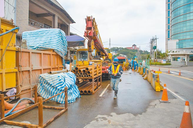 桃园市长郑文灿8日表示，月底北水南调管线完成后，桃园将可支援新竹约20万吨清水。（桃园市政府提供／赖佑维桃园传真）