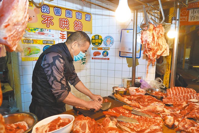台中市第二市場的豬肉攤商響應市府宣示，張貼「不哄抬價格」標章。（林欣儀攝）