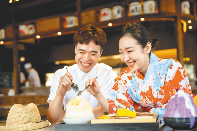 哈玛星贸易大楼的「春田冰亭」，近来吸引不少游客尝鲜吃冰。（春田冰亭提供／柯宗纬高雄传真）