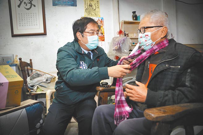 台南市长黄伟哲8日关怀访视独居长辈并赠送御寒物资，温暖长辈身心。（台南市政府提供／曹婷婷台南传真）