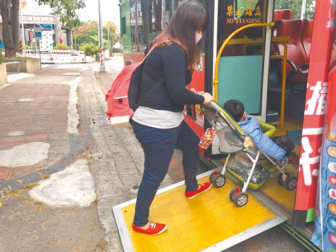 高市无障碍公车数量，已从105年的258辆增加到514辆，成长幅度接近1倍，成长率是六都之首。（高市府交通局提供／洪浩轩高雄传真）