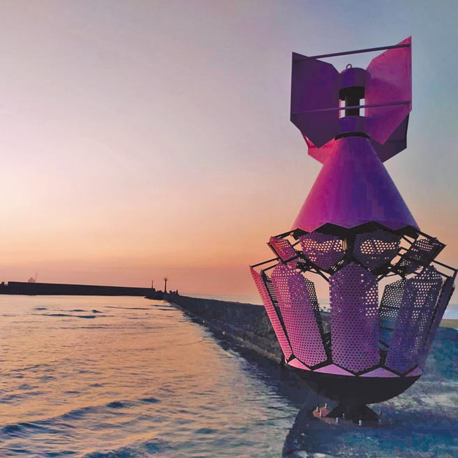 落山风艺术季登场后吸引不少游客前往朝圣，当中「炸弹花」展现海口港曾为军事阵地的意象，加上「风中舞动」有如在岸边等待亲人归来的老母亲，意外增添浓厚歷史色彩。（谢佳潾摄）