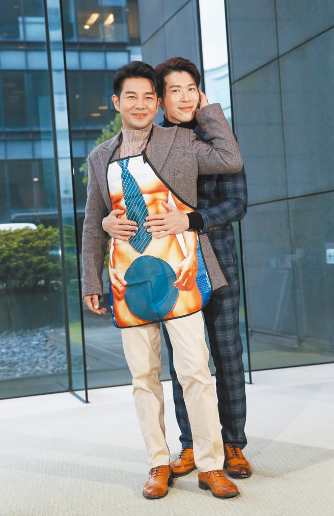 黄少祺（右）昨送谢承均「肌肉围裙」，意味传承《天之骄女》肌肉担当。（卢祎祺摄）