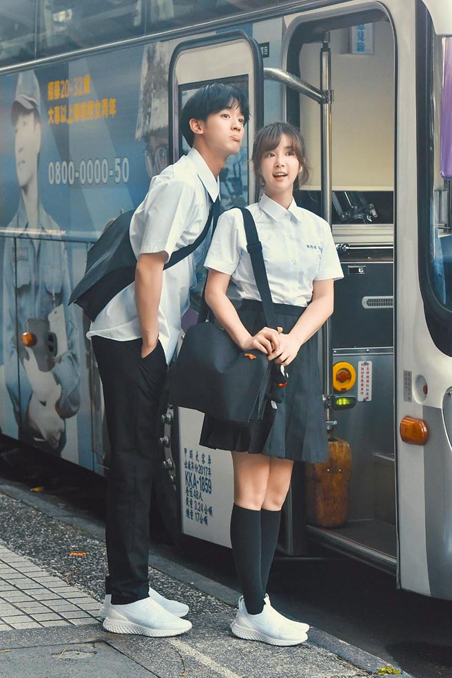 吳思賢（左）與李佳穎逆齡扮高中生毫無違和感。（傳奇星娛樂提供）