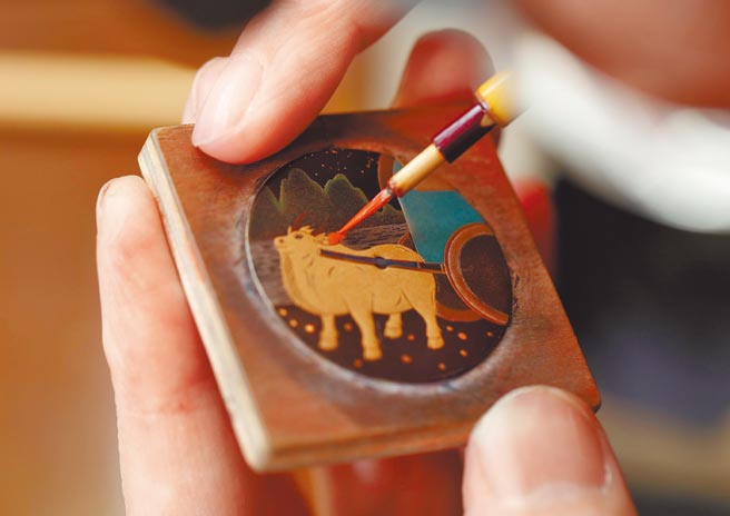 萧邦L.U.C XP Urushi Year of the Ox金牛莳绘腕表结合瑞士制表技术和东方莳绘工艺。（CHOPARD提供）