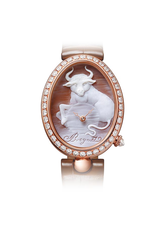 宝玑Reine de Naples 8955 Cammea牛年腕表，以贝壳浮雕勾勒金牛，展现超凡技艺，限量8只，236万5000元。（BREGUET提供）