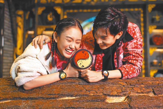 佩戴牛年生肖表过年，十分喜气且应景。（SWATCH提供）