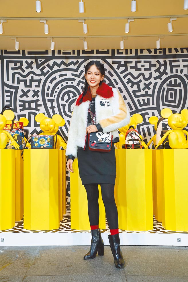 曾之乔身穿Coach Disney Mickey Mouse x Keith Haring联名商品出席活动，她说身上外套超保暖，直言完全不想脱下来。Disney Mickey Mouse x Keith Haring系列Shearling外套9万2800元、连身裙1万2800元、Madison手袋1万9800元。（Coach提供）