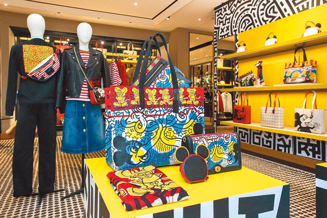Coach Disney Mickey Mouse x Keith Haring联名快闪店昨日于新光三越信义新天地A8正式上线。（Coach提供）