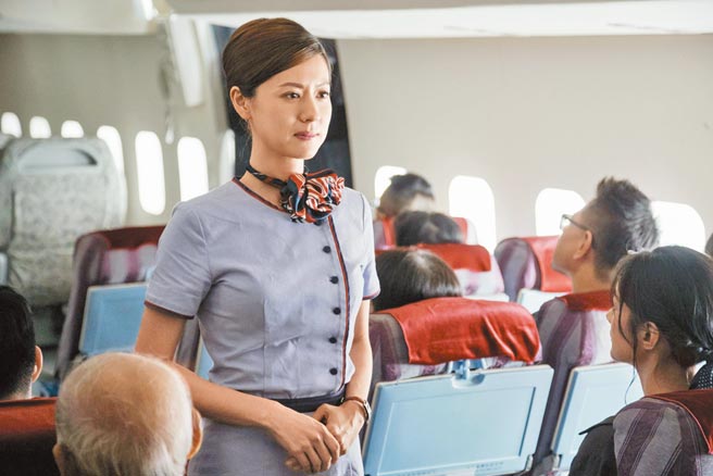 林予晞在《戒指流浪记》重操旧业，再穿上空服员制服，专业感十足。（HBO Asia提供）