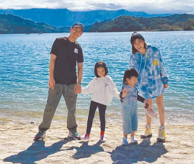 方志友（右）与老公杨铭威利用忙碌工作的空檔，带着一双儿女出游。（摘自脸书）