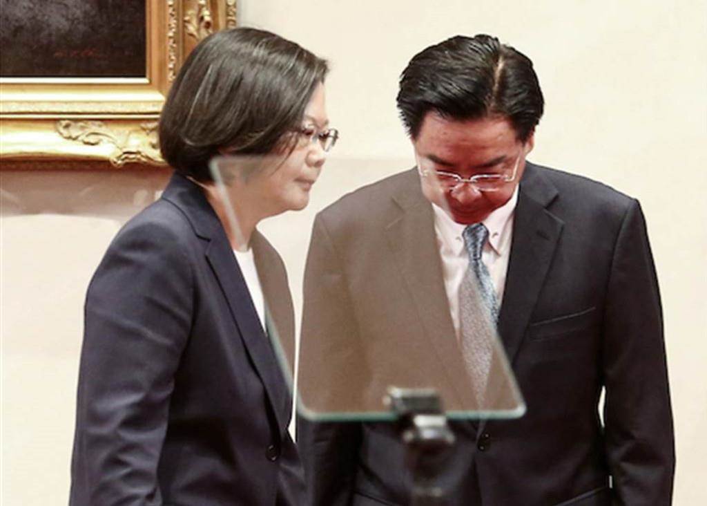 總統蔡英文（左）與外交部長吳釗燮。（資料照，鄧博仁攝）