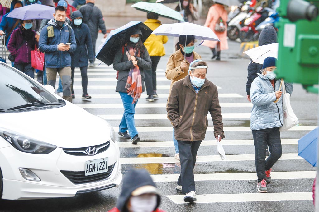 台灣預計2025年進入超高齡化社會，銀髮族的交通環境更顯嚴峻，國內65歲以上高齡行人事故死亡比例就占總行人死亡的7成之多。圖非當事人。 （鄧博仁攝）