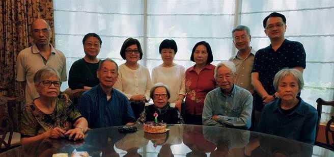 「永远的青鸟」，女诗人蓉子（前排图中），于9日下午5时逝世，享寿99岁。照片为2019年《文讯》为蓉子过生日。（杨宗翰提供）