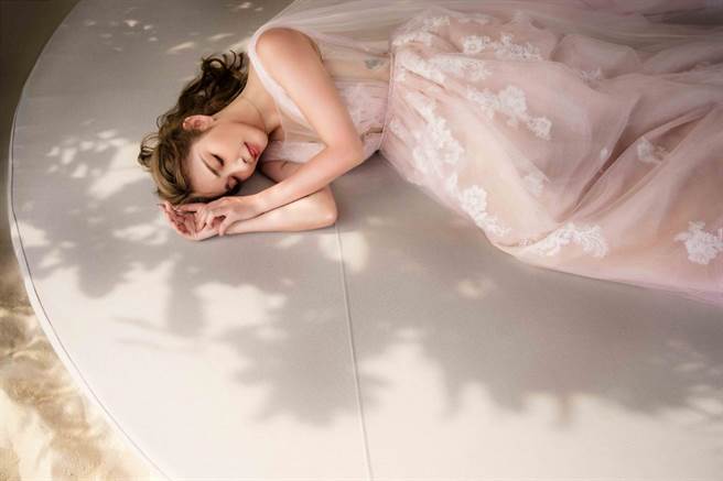 许维恩赴马尔地夫拍摄写真书。