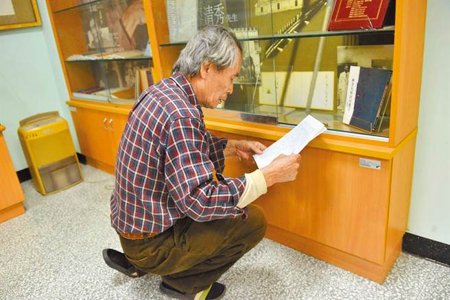 张良泽于台湾文学资料馆工作室内整理收拾资料。（摘自锺延威脸书）