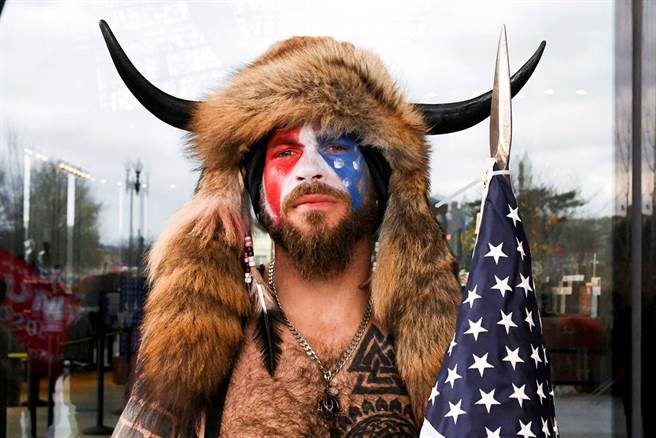 美国司法部9日宣布，已经逮捕、控告3名攻进美国国会大厦的川普狂粉，包括霸占参议院议长彭斯主席台、在台上大秀肌肉的亚利桑那州33岁男子钱斯利（Jacob Anthony Chansley）。（图／路透社）