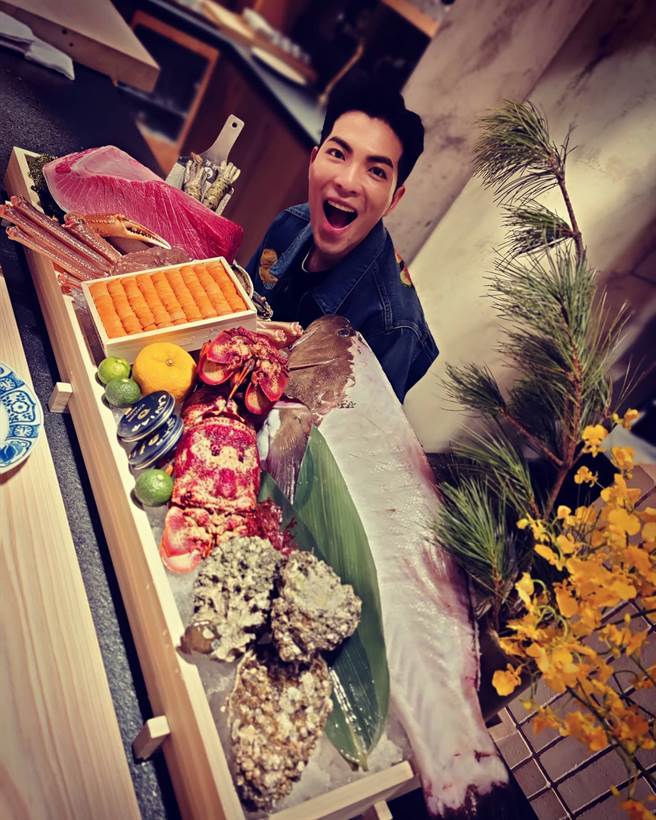 萧敬腾去年开的高檔日本料理店生意爆好。（图／FB@萧敬腾）