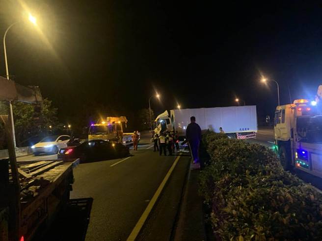 北上大货车失控衝撞中央分隔岛，衝进对向内侧车道造成南下车辆闪避不及撞上。（读者提供／何冠娴苗栗传真）