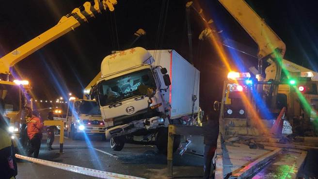 北上大货车失控衝撞中央分隔岛，衝进对向内侧车道造成南下车辆闪避不及撞上。（读者提供／何冠娴苗栗传真）