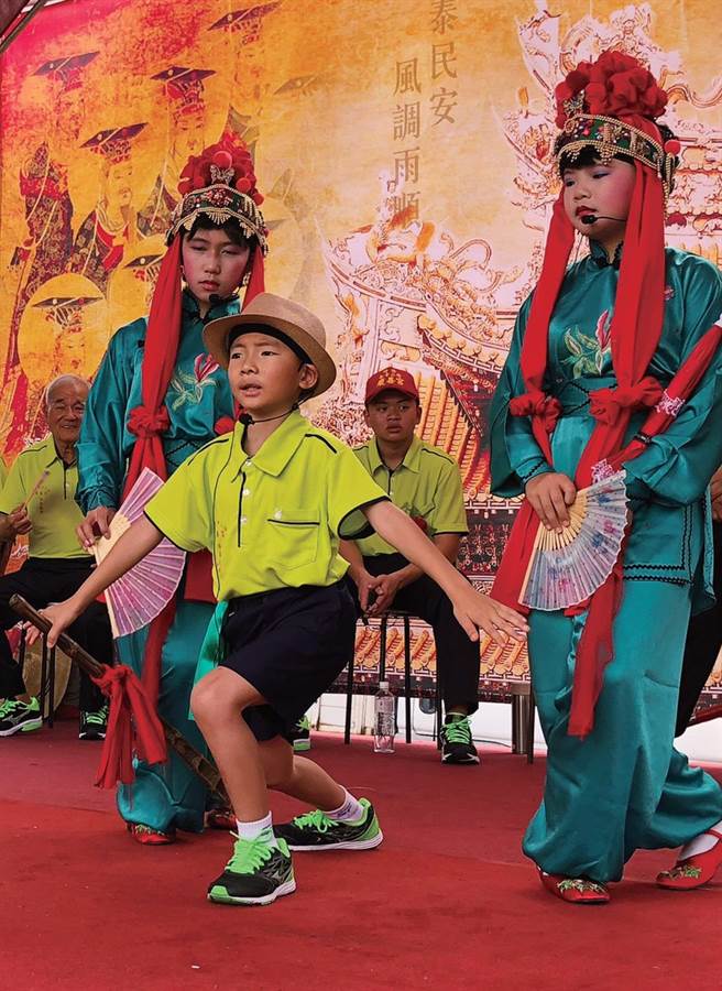 七股区竹桥庆善宫牛犁歌阵团：桃花过渡。(台南市文资处提供／曹婷婷台南传真)