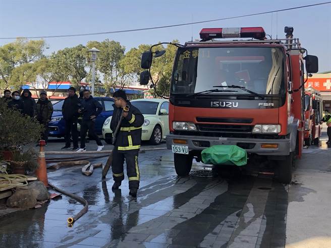 金门金寧乡龙门大镇今天上午发生住宅火警 ，消防大队紧急动员5车14人火速扑灭。（李金生摄）