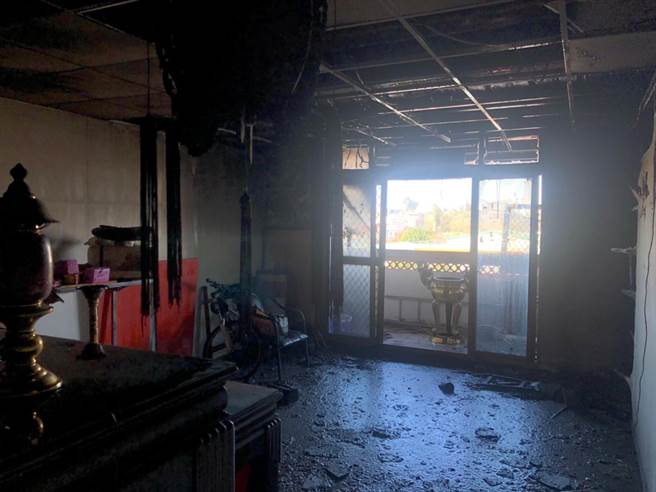 顶楼佛坛火警现场之三。（金门县消防局提供）