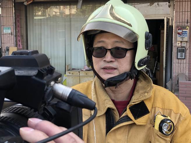 消防局提醒民眾，拜拜烧金纸时要做到「人离火熄」，应注意人不可离开现场。（李金生摄）