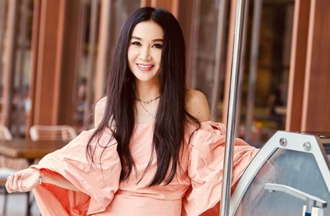 温碧霞54岁仍保养得宜。(图／翻摄自微博)