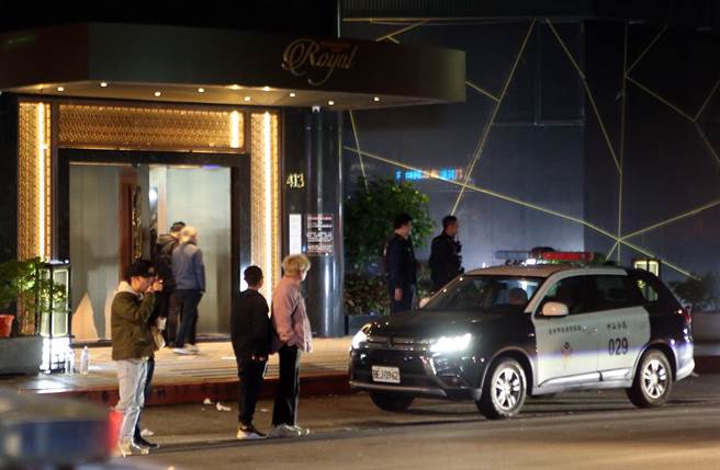 台北市中山区林森北路上一间酒店，10日凌晨发生酒后斗殴事件，酒客消费完离开包厢，在走廊上相遇，双方互看不顺眼，开口互呛进而开打，警方获报迅速到场，立即将双方隔开，并将涉案酒客共24人带回派出所调查，案发后警方在场警戒。（赵双杰摄） 