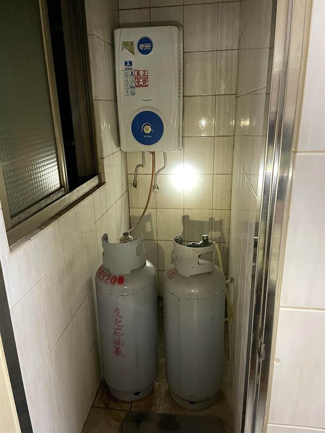 消防队员到场发现陈家将热水器装在4楼半开放式阳台，疑因通风不良，造成4人一氧化碳中毒。（台中市消防局提供／王文吉台中传真）